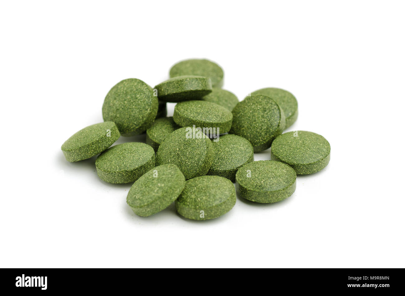 Green clorella e spirulina pillole. Supplemento nutrizionale, uno stile di vita sano, alternativa medicina naturale. Foto Stock