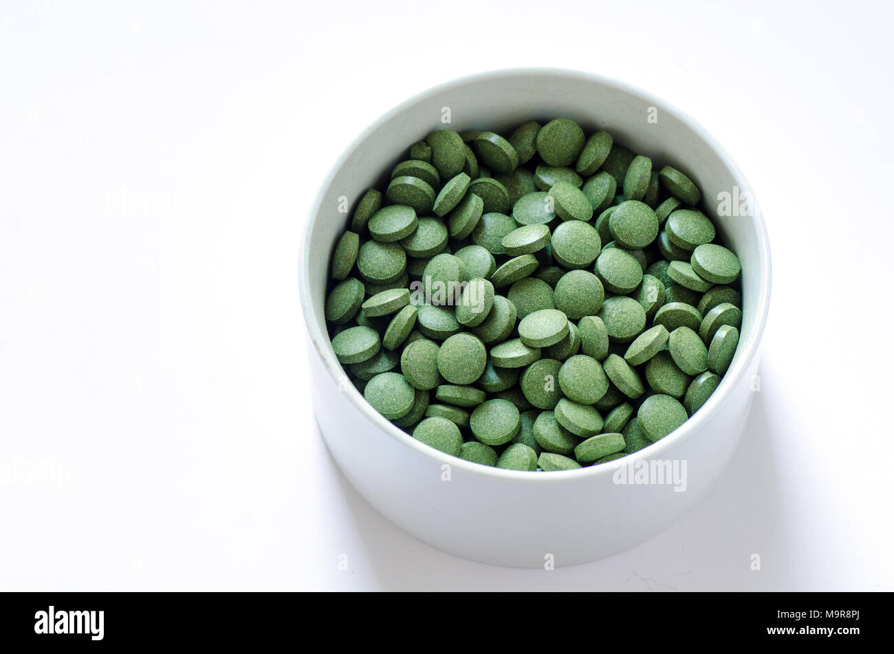 Green clorella e spirulina pillole. Supplemento nutrizionale, uno stile di vita sano, alternativa medicina naturale. Foto Stock