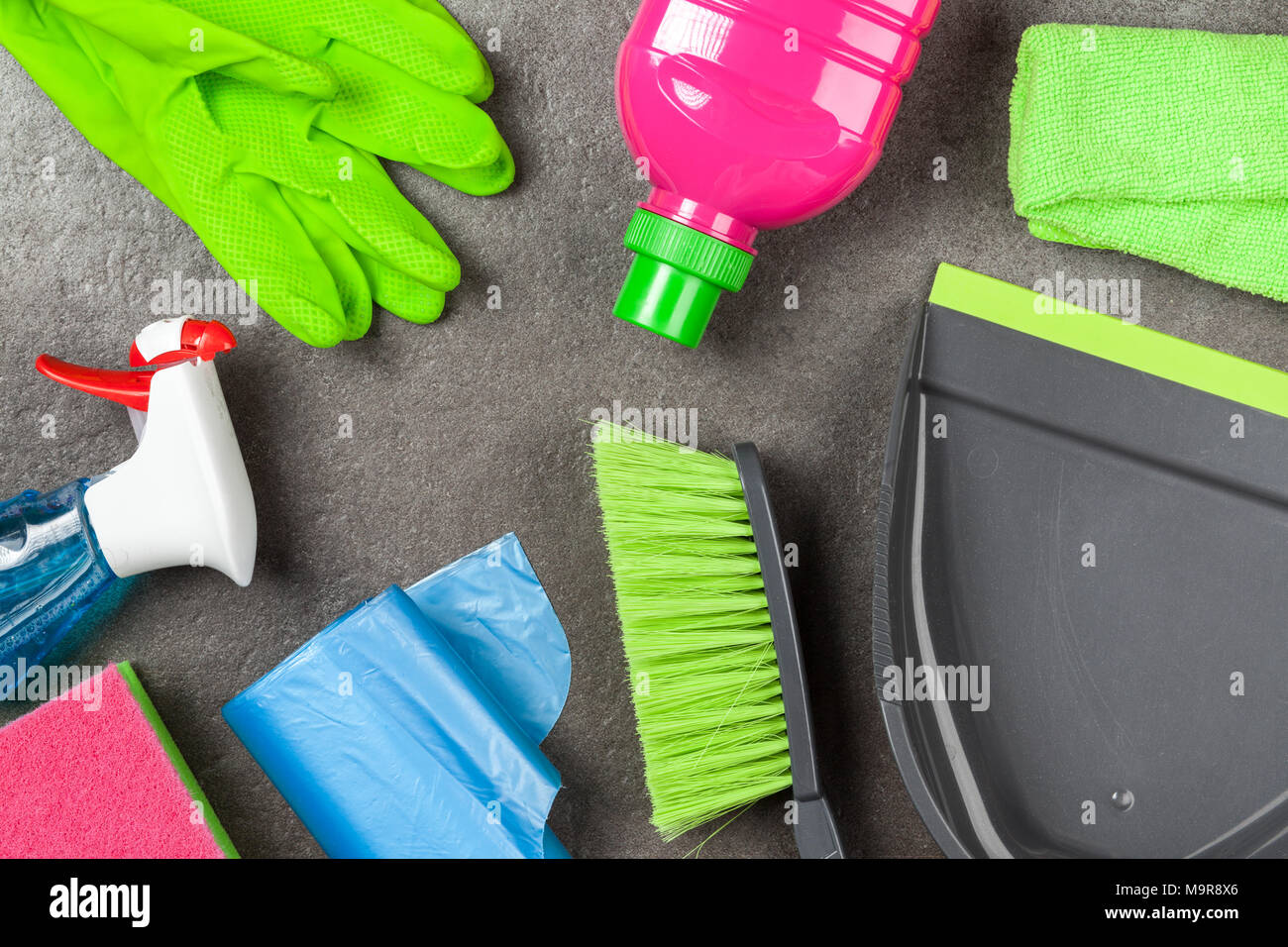 Materiali per la pulizia su sfondo grigio Foto Stock