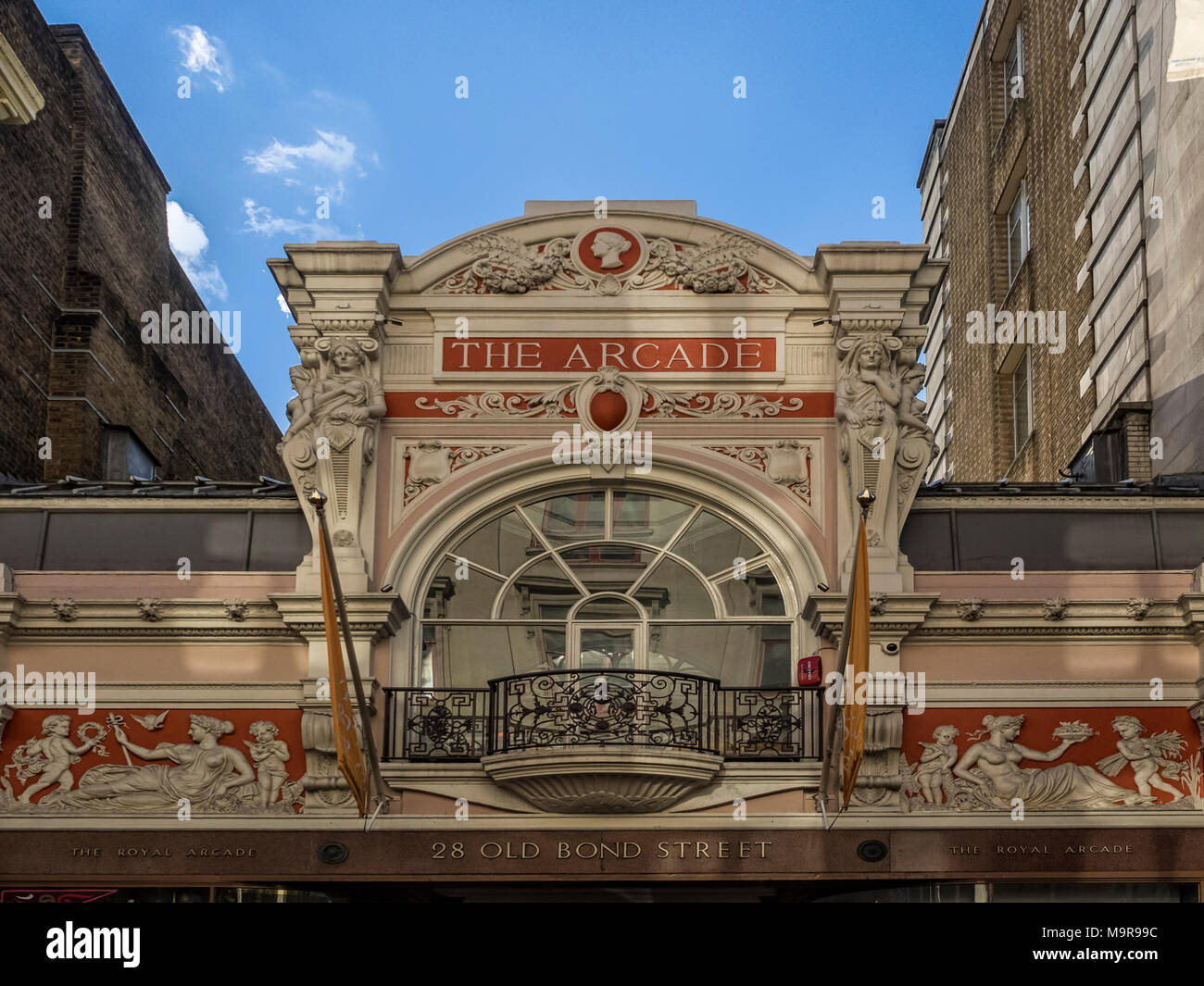 LONDRA, UK - 08 MARZO 2018: Facciata anteriore della Royal Arcade in Old Bond Street con cartello Foto Stock