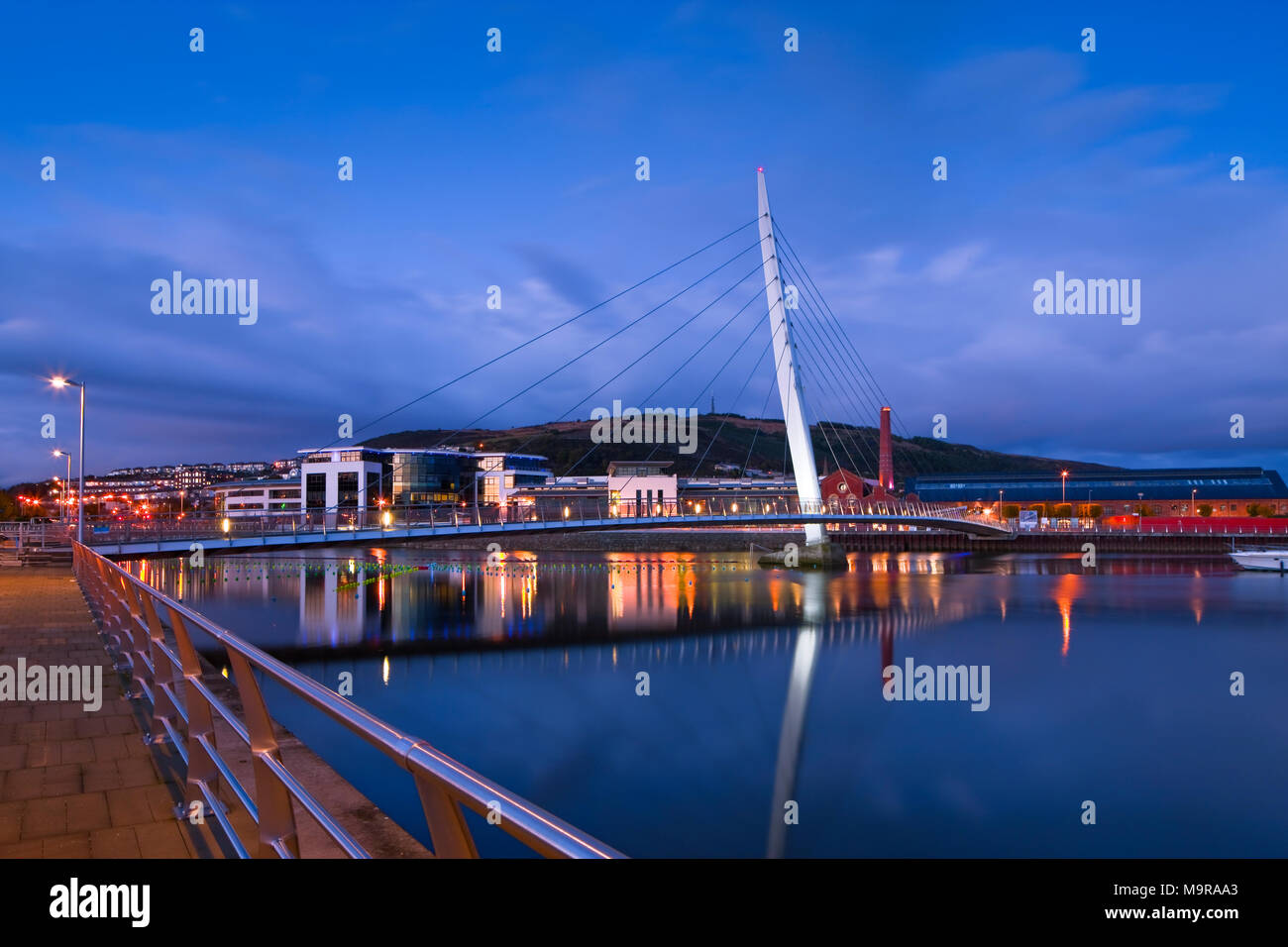 SA1 sviluppo Marina di Swansea Swansea Galles al crepuscolo Foto Stock