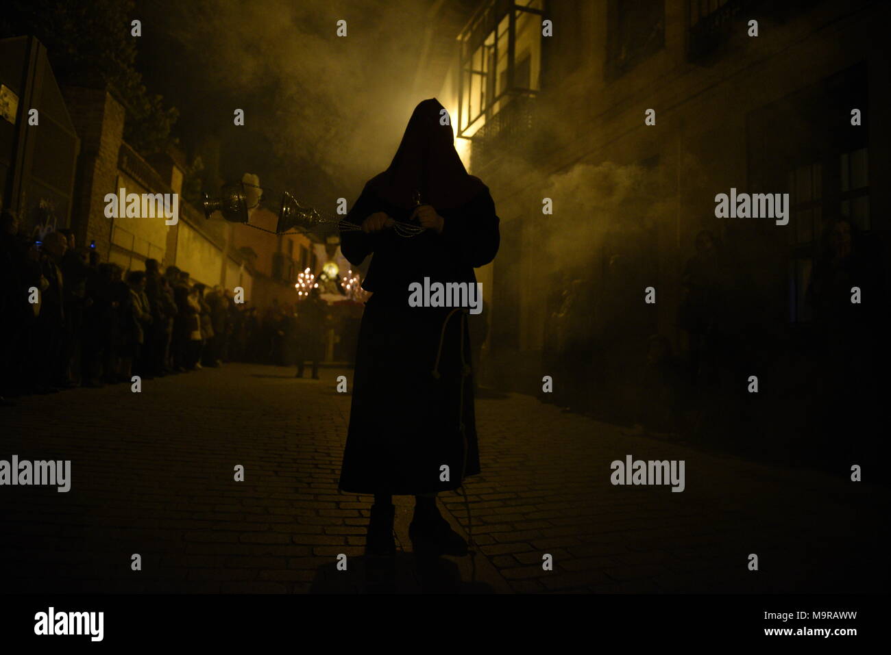 Madrid, Spagna. 26 Mar, 2018. Un penitente da 'S"sacramentale del Santísimo Cristo de los Desamparados y María Santísima de las Angustias' fratellanza nella foto durante la processione del Lunedì di Pasqua in Alcala de Henares, Madrid. Credito: Jorge Sanz/Pacific Press/Alamy Live News Foto Stock