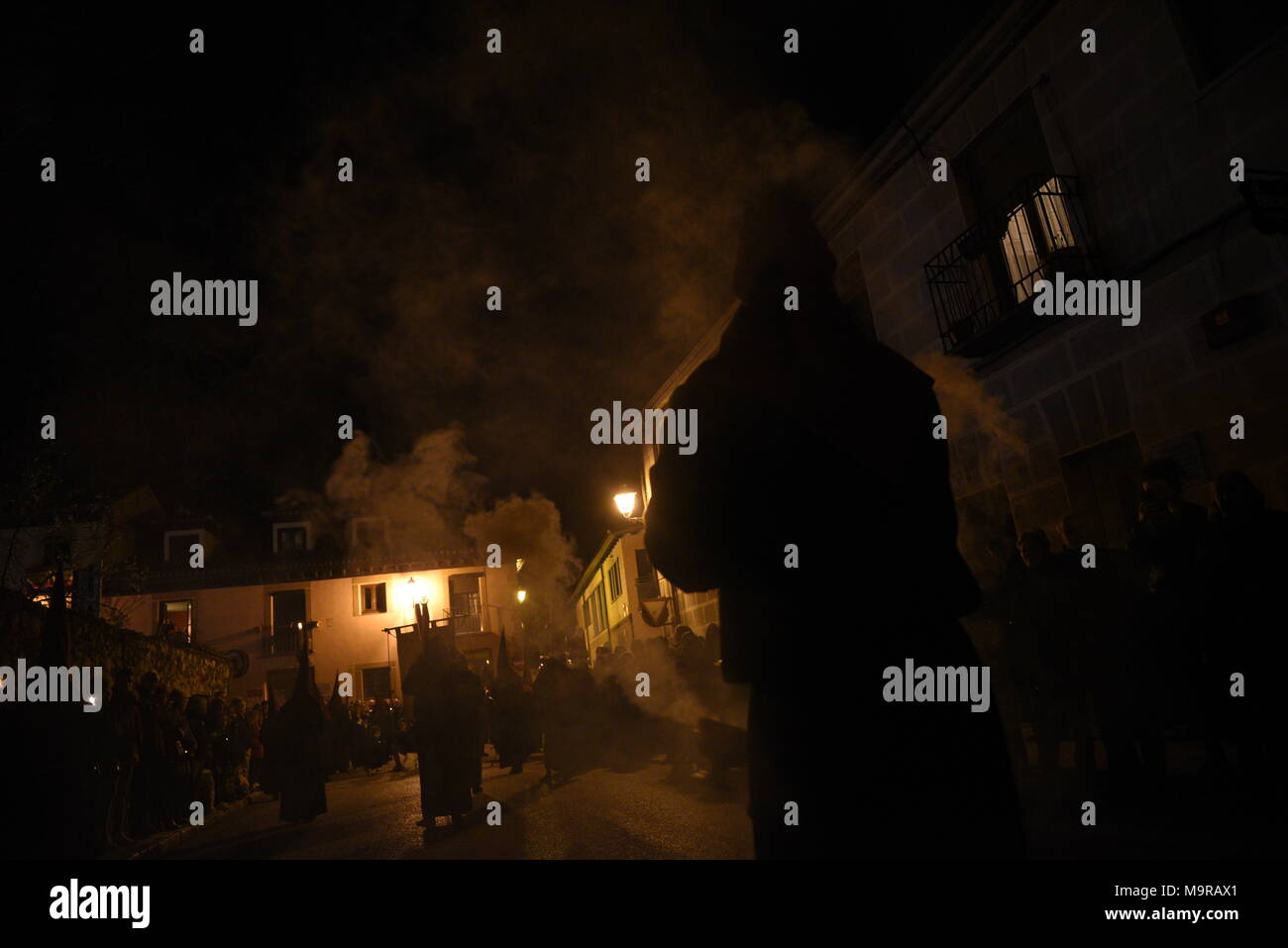 Madrid, Spagna. 26 Mar, 2018. Un penitente da 'S"sacramentale del Santísimo Cristo de los Desamparados y María Santísima de las Angustias' fratellanza nella foto durante la processione del Lunedì di Pasqua in Alcala de Henares, Madrid. Credito: Jorge Sanz/Pacific Press/Alamy Live News Foto Stock