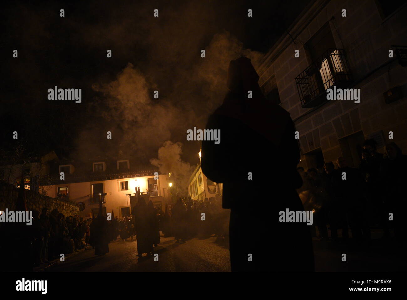 Madrid, Spagna. 26 Mar, 2018. Un penitente da 'S"sacramentale del Santísimo Cristo de los Desamparados y María Santísima de las Angustias' fratellanza nella foto durante la processione del Lunedì di Pasqua in Alcala de Henares, Madrid. Credito: Jorge Sanz/Pacific Press/Alamy Live News Foto Stock