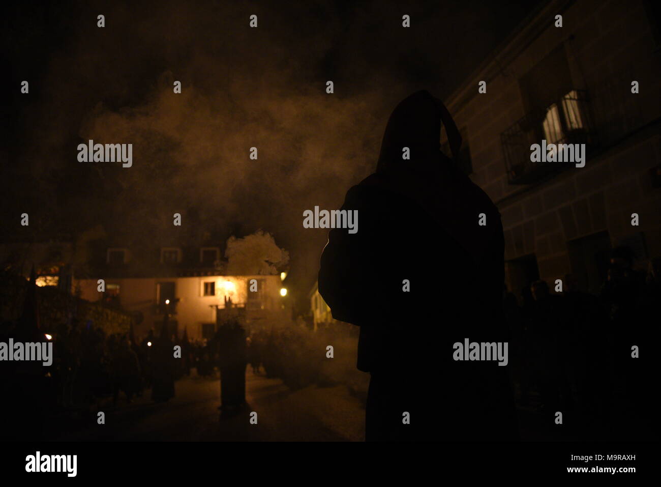 Madrid, Spagna. 26 Mar, 2018. Un penitente da 'S"sacramentale del Santísimo Cristo de los Desamparados y María Santísima de las Angustias' fratellanza nella foto durante la processione del Lunedì di Pasqua in Alcala de Henares, Madrid. Credito: Jorge Sanz/Pacific Press/Alamy Live News Foto Stock