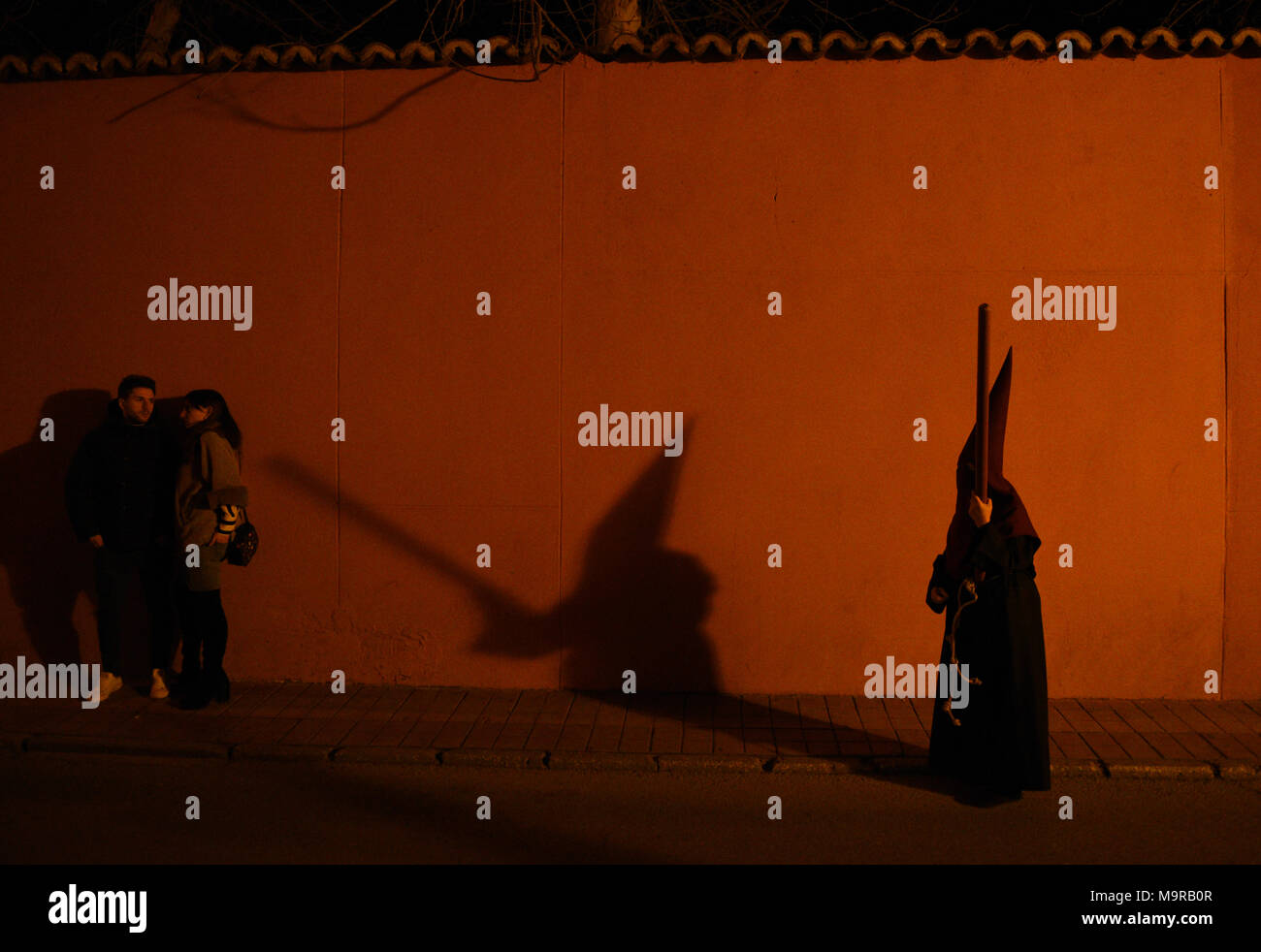 Madrid, Spagna. 26 Mar, 2018. Un penitente da 'S"sacramentale del Santísimo Cristo de los Desamparados y María Santísima de las Angustias' fratellanza nella foto durante la processione del Lunedì di Pasqua in Alcala de Henares, Madrid. Credito: Jorge Sanz/Pacific Press/Alamy Live News Foto Stock