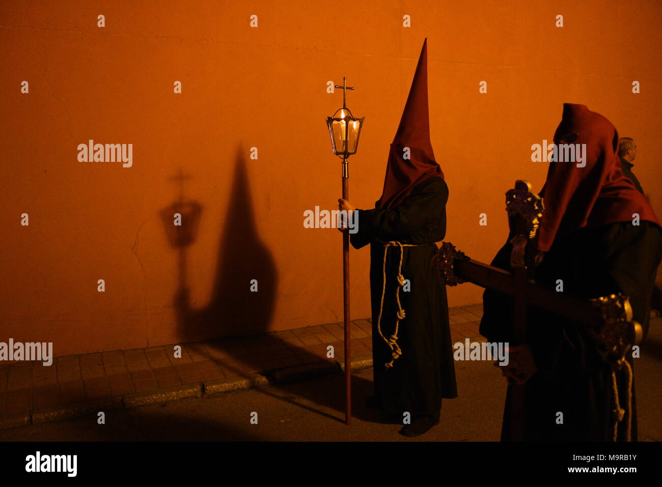 Madrid, Spagna. 26 Mar, 2018. I penitenti da 'S"sacramentale del Santísimo Cristo de los Desamparados y María Santísima de las Angustias' fratellanza nella foto durante la processione del Lunedì di Pasqua in Alcala de Henares, Madrid. Credito: Jorge Sanz/Pacific Press/Alamy Live News Foto Stock