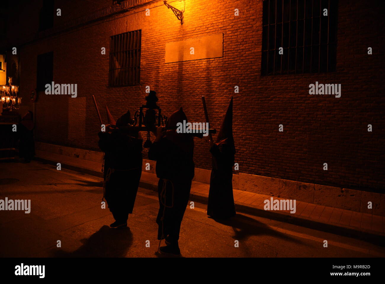Madrid, Spagna. 26 Mar, 2018. I penitenti da 'S"sacramentale del Santísimo Cristo de los Desamparados y María Santísima de las Angustias' fratellanza nella foto durante la processione del Lunedì di Pasqua in Alcala de Henares, Madrid. Credito: Jorge Sanz/Pacific Press/Alamy Live News Foto Stock