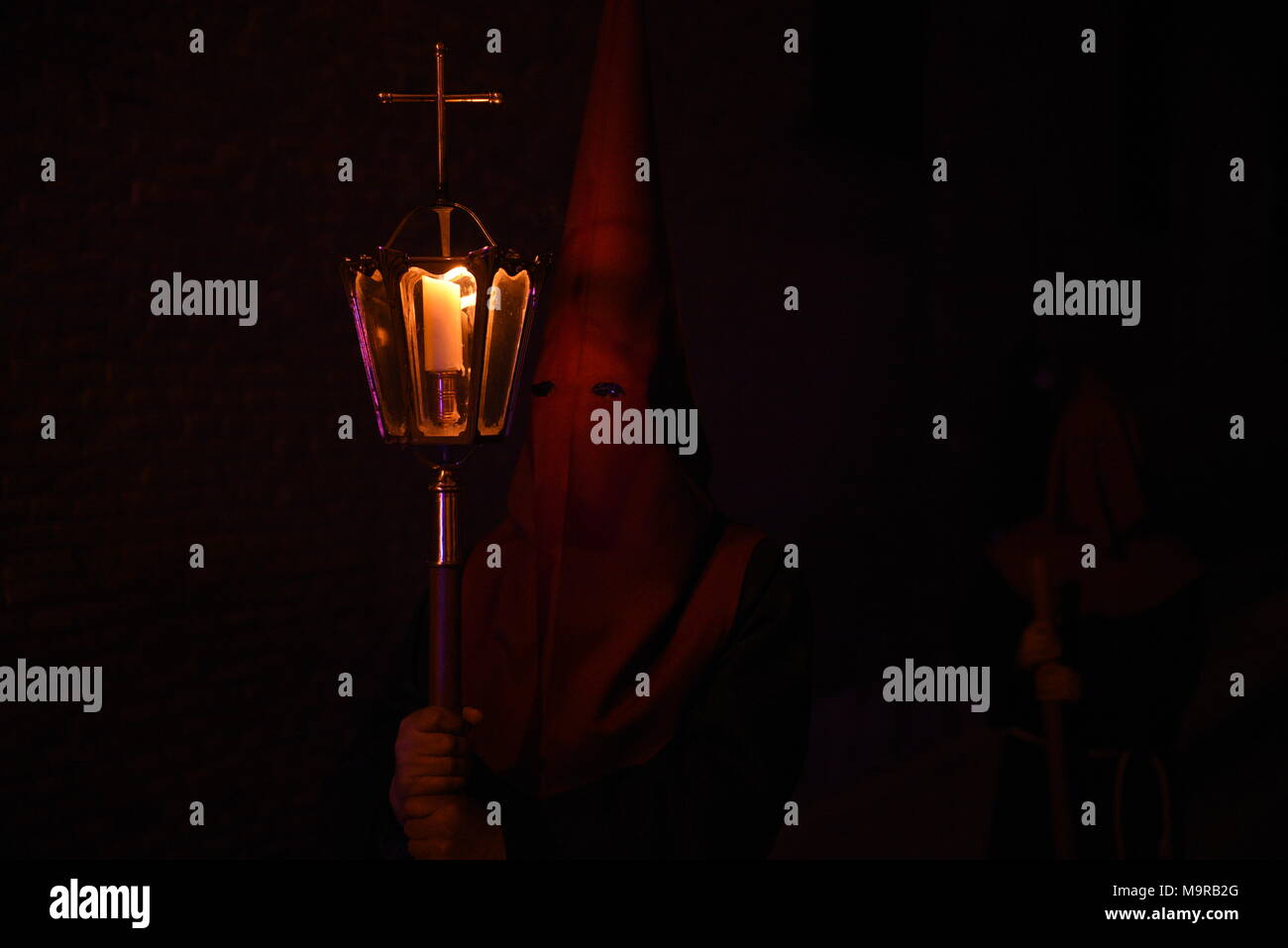 Madrid, Spagna. 26 Mar, 2018. Un penitente da 'S"sacramentale del Santísimo Cristo de los Desamparados y María Santísima de las Angustias' fratellanza nella foto durante la processione del Lunedì di Pasqua in Alcala de Henares, Madrid. Credito: Jorge Sanz/Pacific Press/Alamy Live News Foto Stock