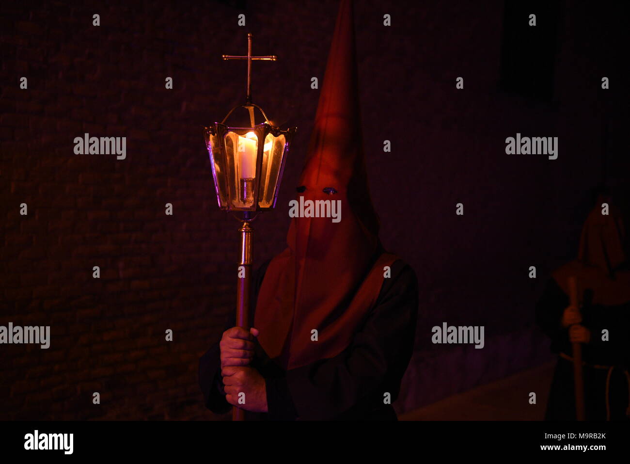 Madrid, Spagna. 26 Mar, 2018. Un penitente da 'S"sacramentale del Santísimo Cristo de los Desamparados y María Santísima de las Angustias' fratellanza nella foto durante la processione del Lunedì di Pasqua in Alcala de Henares, Madrid. Credito: Jorge Sanz/Pacific Press/Alamy Live News Foto Stock