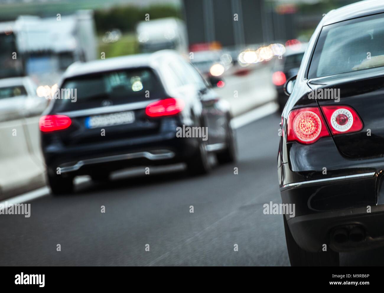 Unione traffico autostradale. Le moderne vetture su strada federale tedesca. Tema di trasporto. Foto Stock