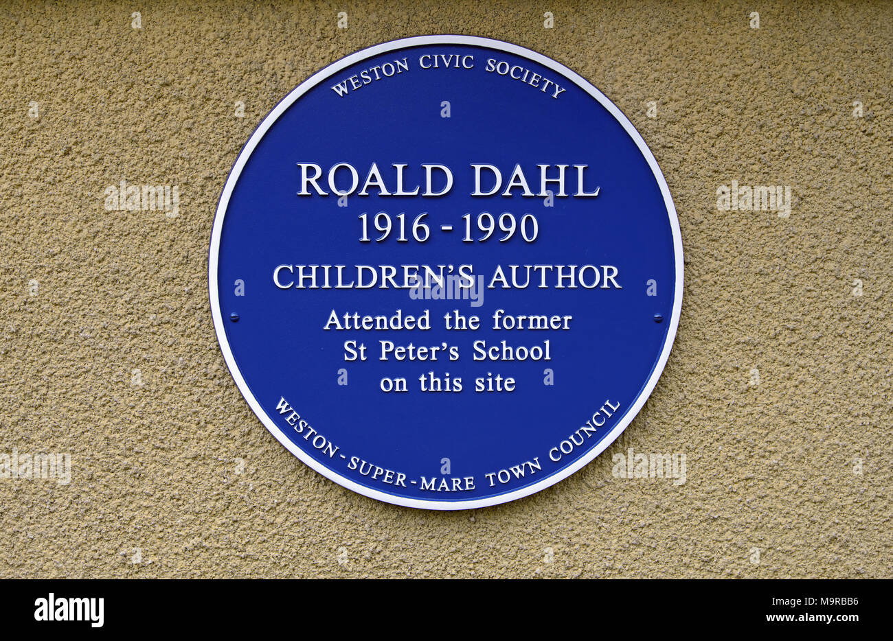 Una lapide commemorativa autore Roald Dahl il momento all'ex St Peter's School in Weston-super-Mare, Regno Unito. Il sito è ora occupato da un alloggiamento station wagon Foto Stock