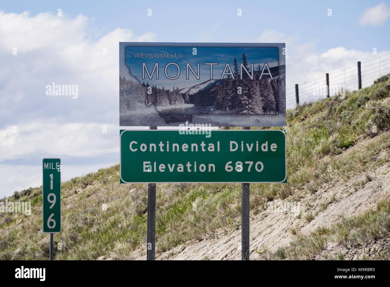 Segno segnando il Continental Divide in Montana, ad un'altitudine di 6870 piedi Foto Stock