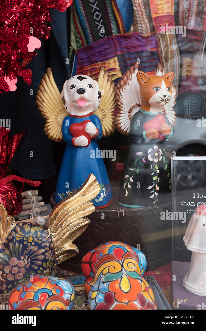 Cane e gatto angeli di ceramica Foto Stock