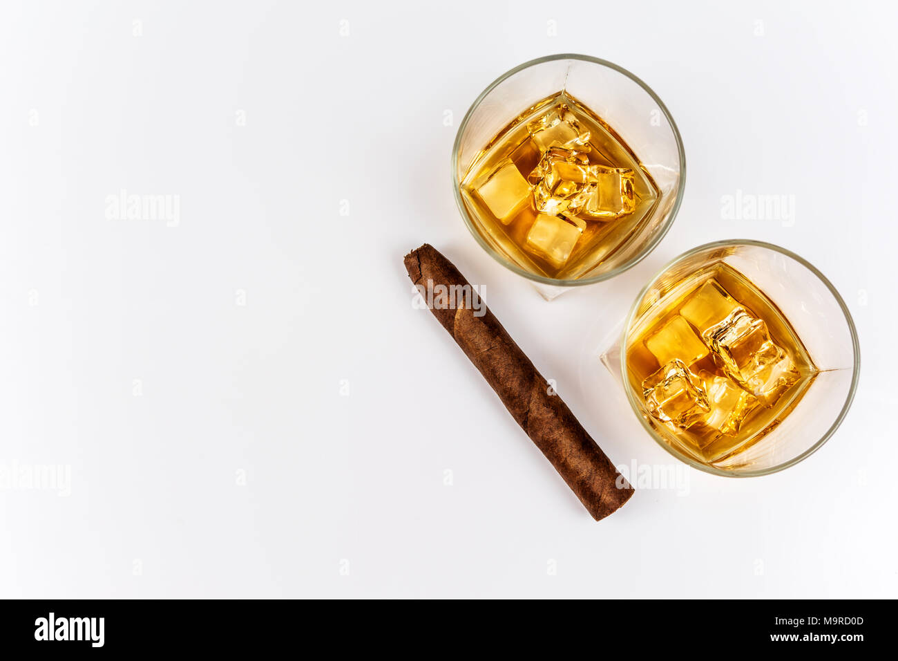 Whisky e whiskey Bourbon o con ghiaccio e sigaro su sfondo bianco vista superiore Foto Stock