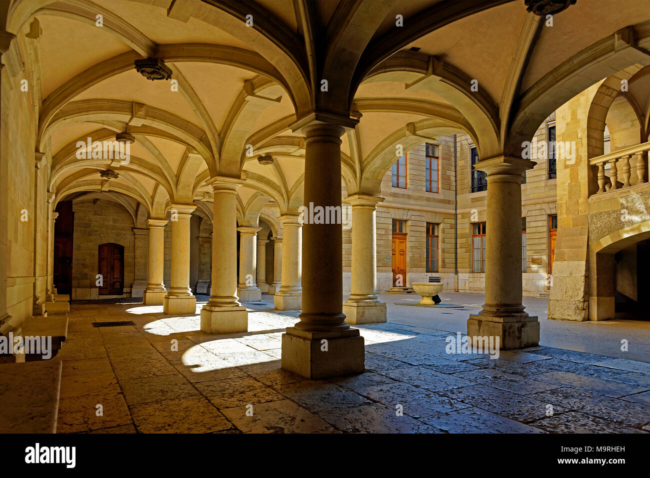 L'Europa, Svizzera, Genève, Ginevra, Ginevra, Rue de l'Hôtel de Ville, bilancio de Genève, Chancellerie d'Etat, cortile interno, portico, architettura, b Foto Stock