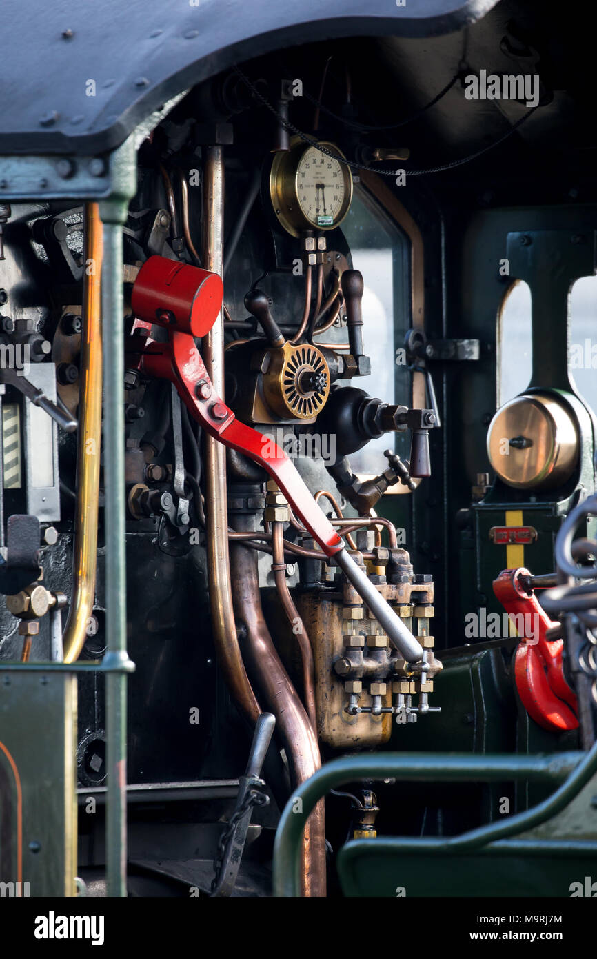 SVR locomotiva a vapore No.7802 Bradley Manor (GWR 7800 classe) in attesa della partenza dalla stazione a Kidderminster. Ritratto vista ravvicinata della cabina interna. Foto Stock