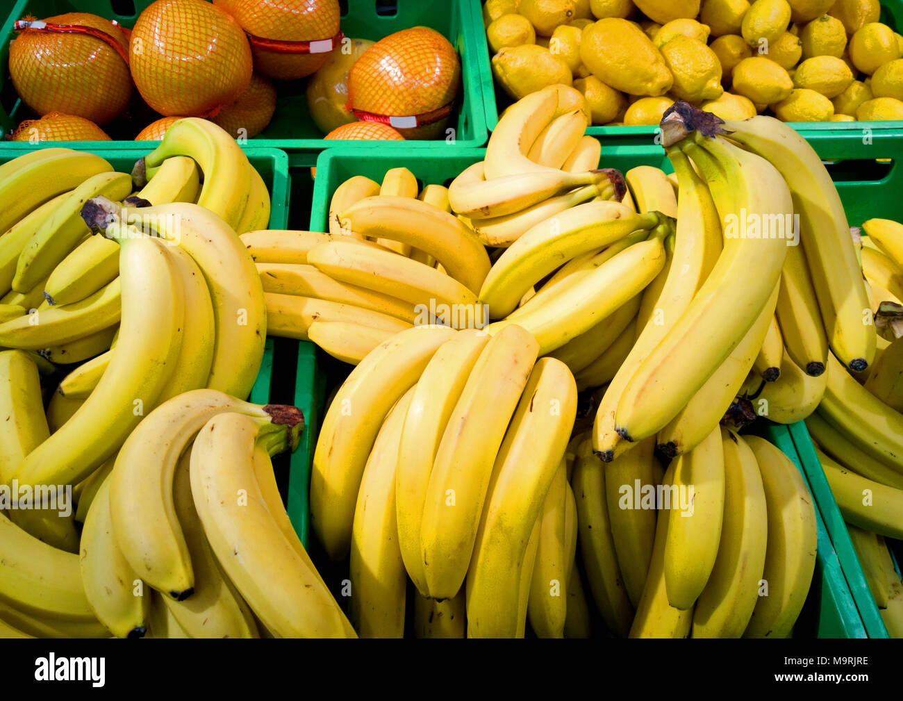 Supermercato vetrina con bellissimi frutti nelle caselle. Foto Stock