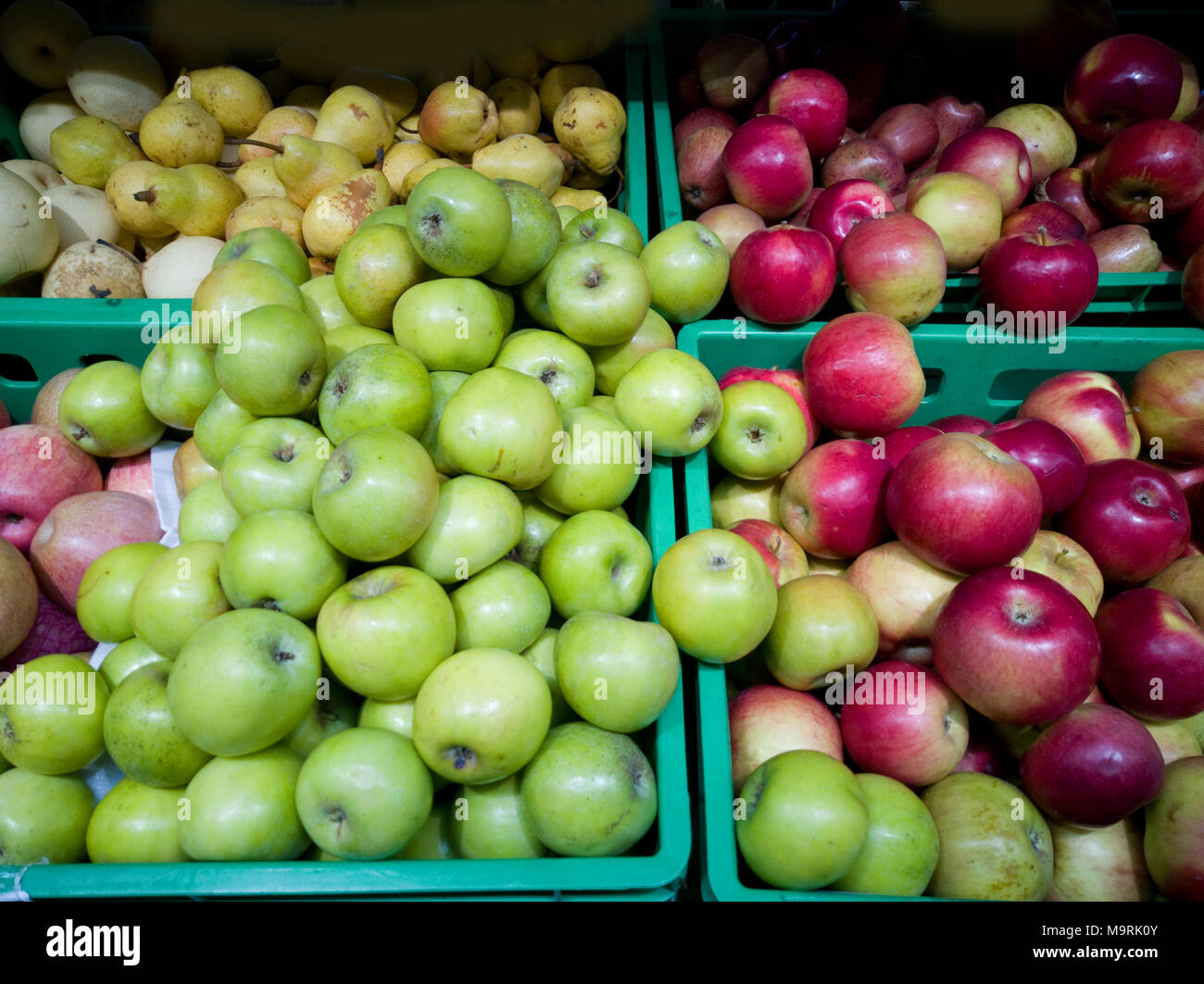 In scatole di frutta sulla finestra del negozio sono bella rossa e mela verde. Foto Stock