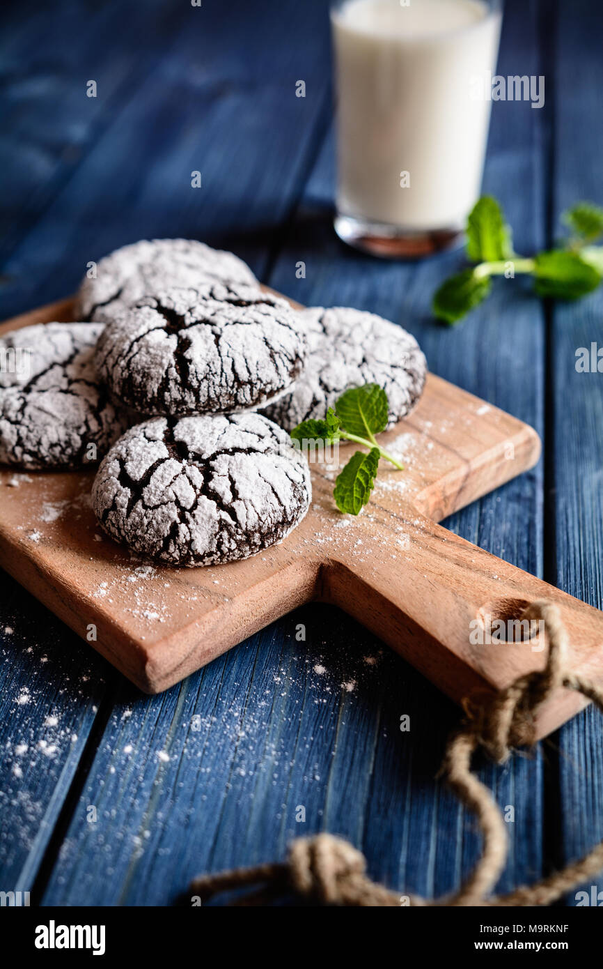 Chocolate crinkle cookies con polvere di glassa di zucchero Foto Stock