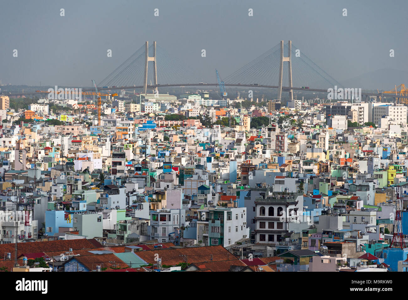La città di HO CHI MINH, VIETNAM - Aprile 9, 2017: il sole tramonta sopra la città di Ho Chi Minh skyline che mescolare il coloniale e il quartiere degli affari in Vietnam grandi Foto Stock