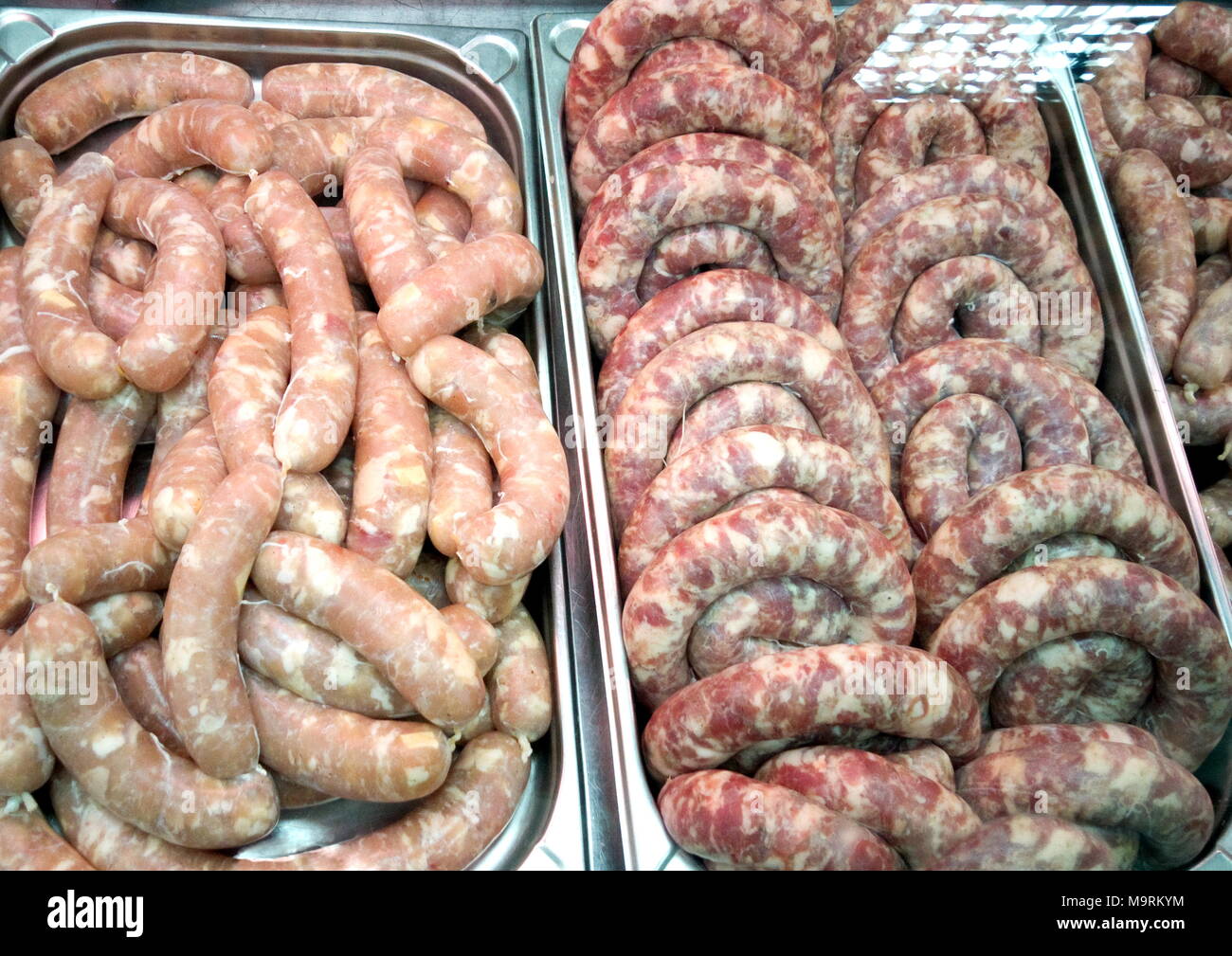 La salsiccia è fatto a mano nella finestra del negozio. Foto Stock