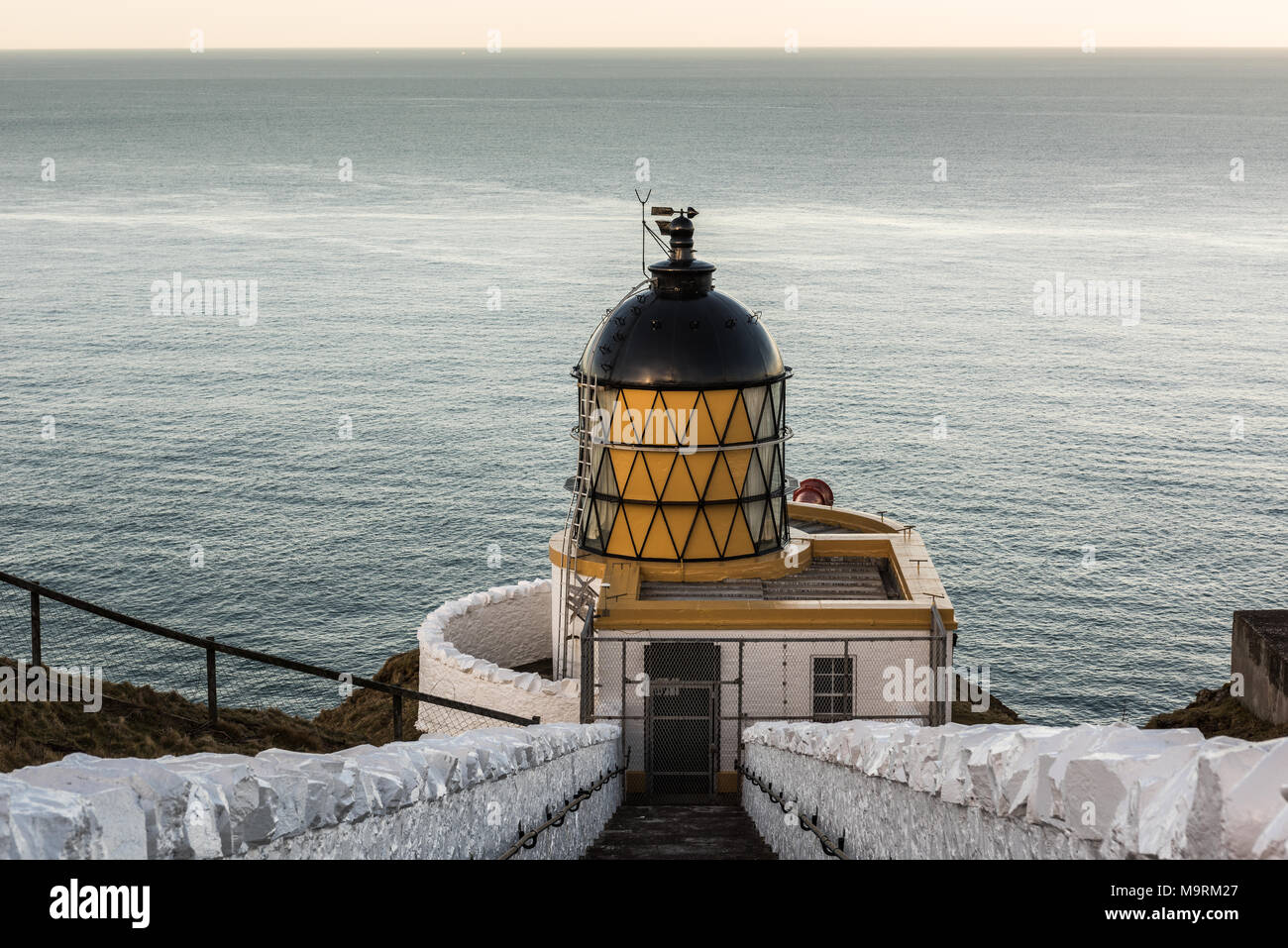 Questo faro è situato proprio sulla punta di un promontorio roccioso, noto come ST Abbs Head, sulla costa orientale della Scozia. Il Lighthouse progettato e bui Foto Stock