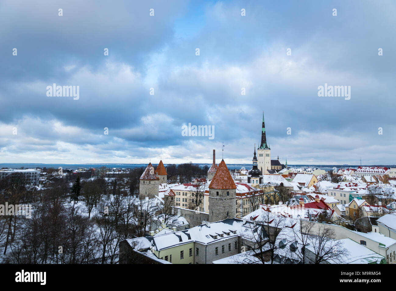 Tallinn, Estonia - Febbraio 2018: la città vecchia di Tallinn con la neve in inverno, Estonia. La città vecchia è una popolare località turistica nel centro della città di Tallinn. Foto Stock
