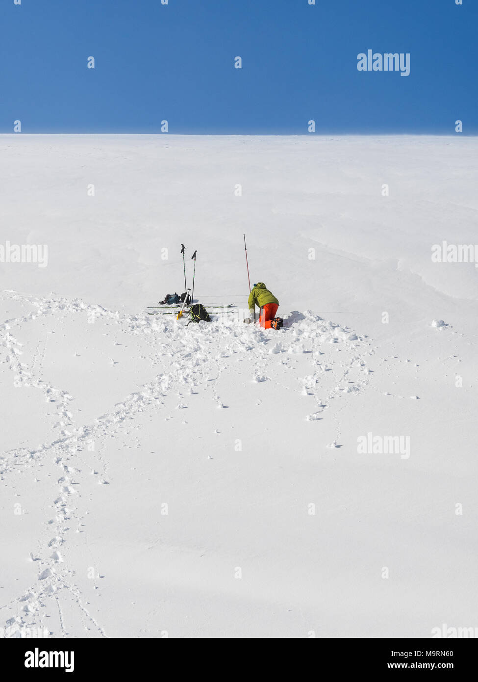 Un membro della Scottish Servizio Valanghe di effettuare osservazioni sulla neve pack stabilità vicino a Glenshee Ski Centre in Cairngorm Foto Stock