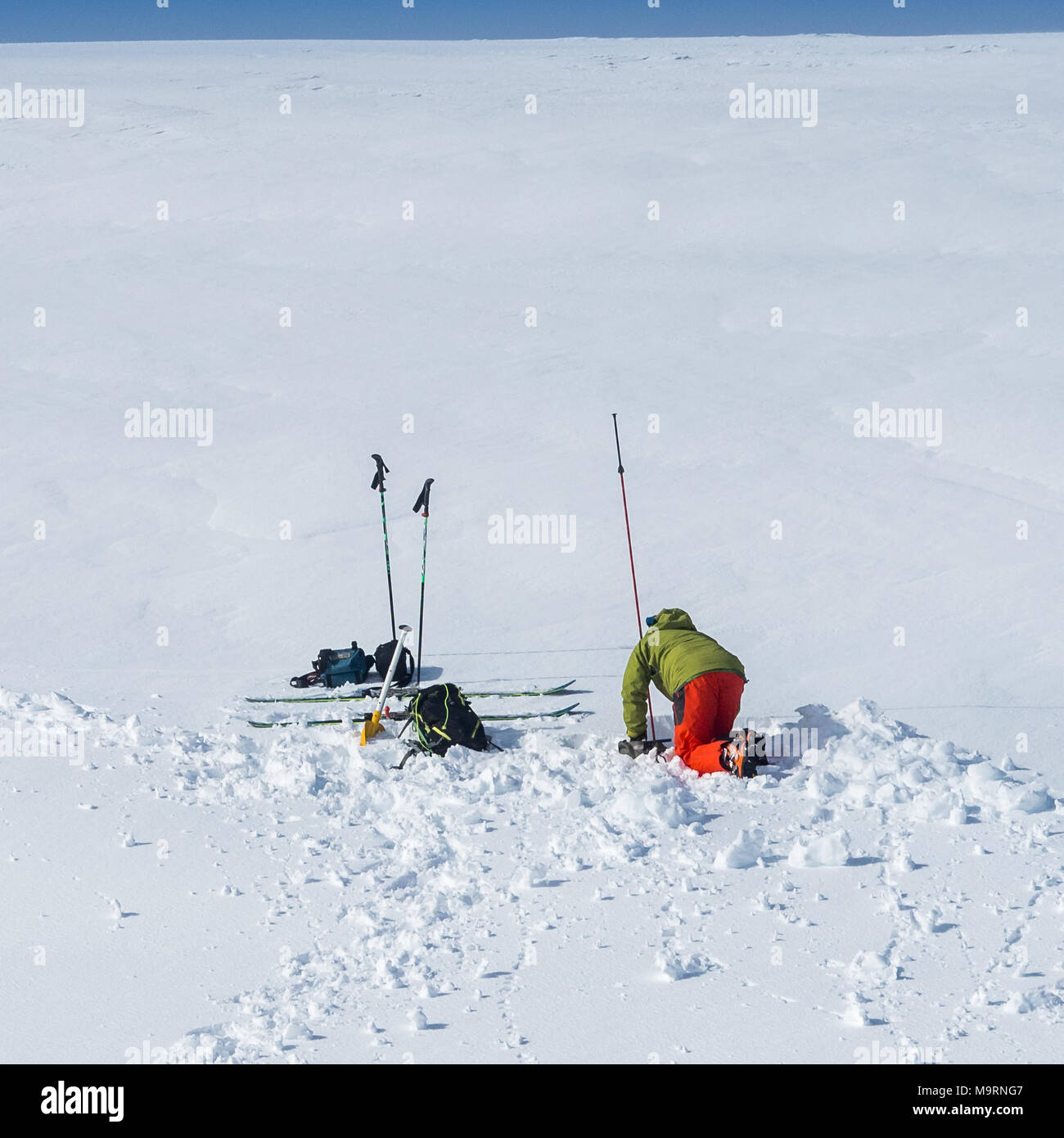 Un membro della Scottish Servizio Valanghe di effettuare osservazioni sulla neve pack stabilità vicino a Glenshee Ski Centre in Cairngorm Foto Stock