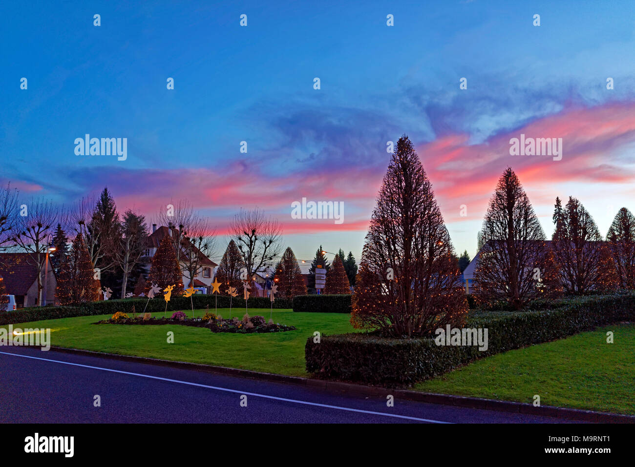 L'Europa, Francia, Reno, Bas (Alsazia), il castello bianco, Wissembourg, Rue si General Leclerc, traffico di un cerchio, decorazione di Natale, sera, impianti Foto Stock