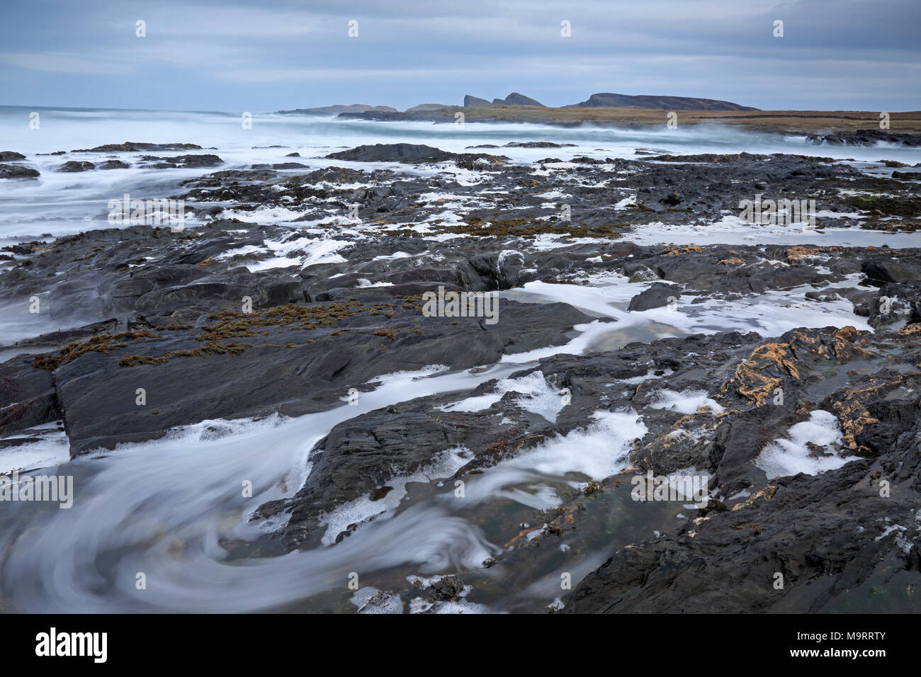 Vista sulla baia di Saligo durante una tempesta con Opera rocce (Rubha Lamanais) in background Islay Ebridi Foto Stock