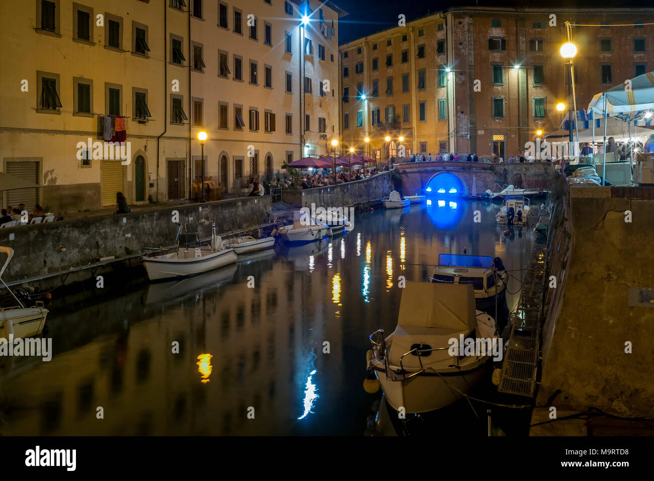 Bella vista notturna dei canali di Livorno del quartiere Venezia, Toscana, Italia Foto Stock