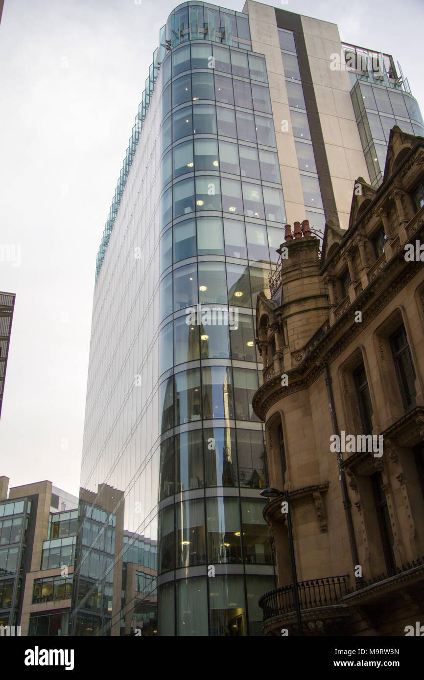 Vista superiore di un edificio nel centro della città di Manchester in un giorno nuvoloso Foto Stock