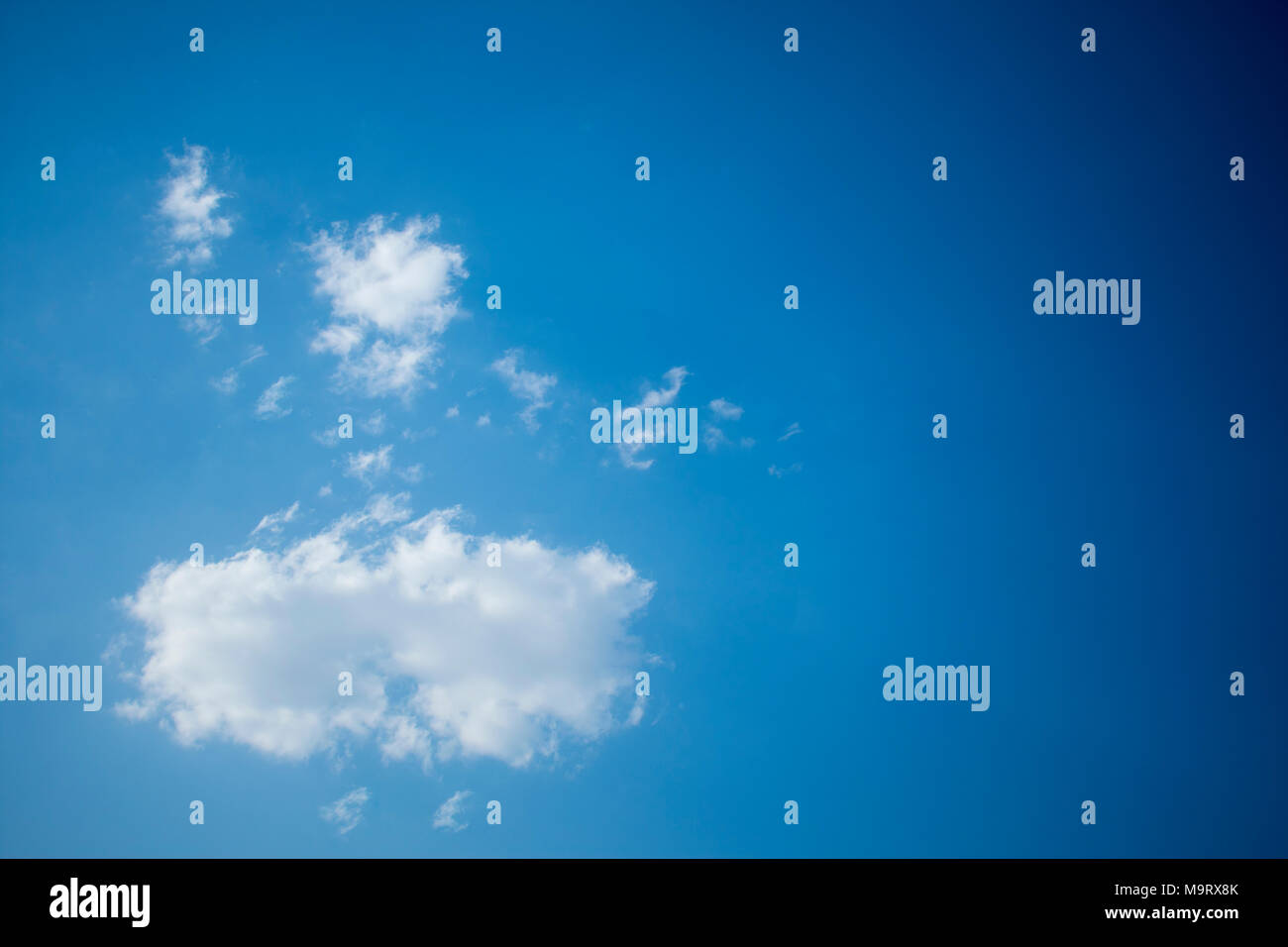 Bel cielo azzurro con la nuvola bianca formazione come ballare lady Foto Stock