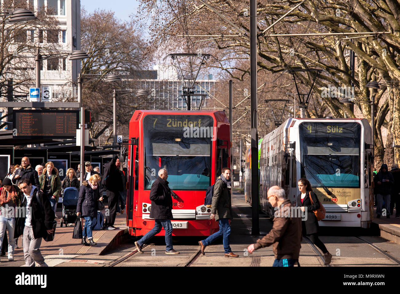Germania, Colonia, tram fermata presso il Neumarkt. Deutschland, Koeln, Strassenbahnhaltestelle am Neumarkt. Foto Stock