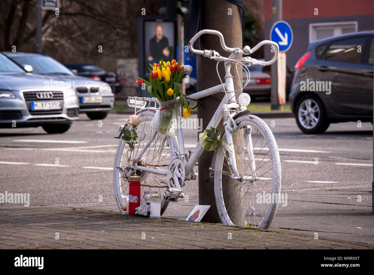 L'Europa, Germania, Colonia, ghost bike, bianco ornato ricorda di bicicletta di un ciclista che aveva un serio o incidente mortale a questo luogo, street Innere Foto Stock