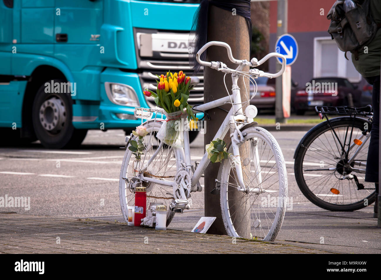 L'Europa, Germania, Colonia, ghost bike, bianco ornato ricorda di bicicletta di un ciclista che aveva un serio o incidente mortale a questo luogo, street Innere Foto Stock