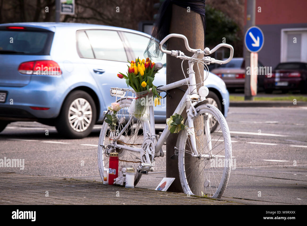 L'Europa, Germania, Colonia, ghost bike, bianco ornato ricorda di bicicletta di un ciclista che aveva un serio o incidente mortale a questo luogo, street Innere Foto Stock