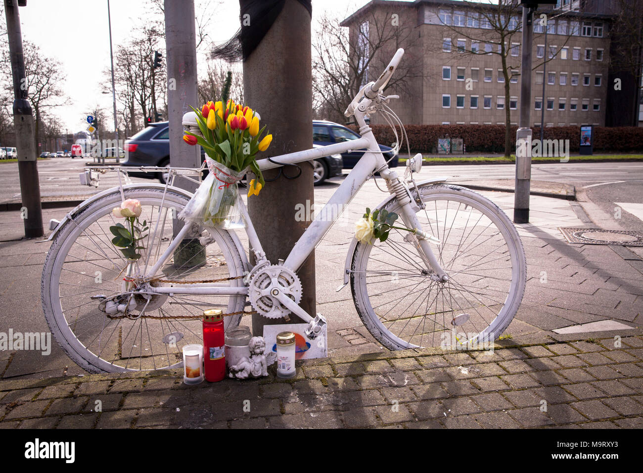 L'Europa, Germania, Colonia, ghost bike, bianco ornato ricorda di bicicletta di un ciclista che aveva un serio o incidente mortale a questo luogo, street Innere Foto Stock