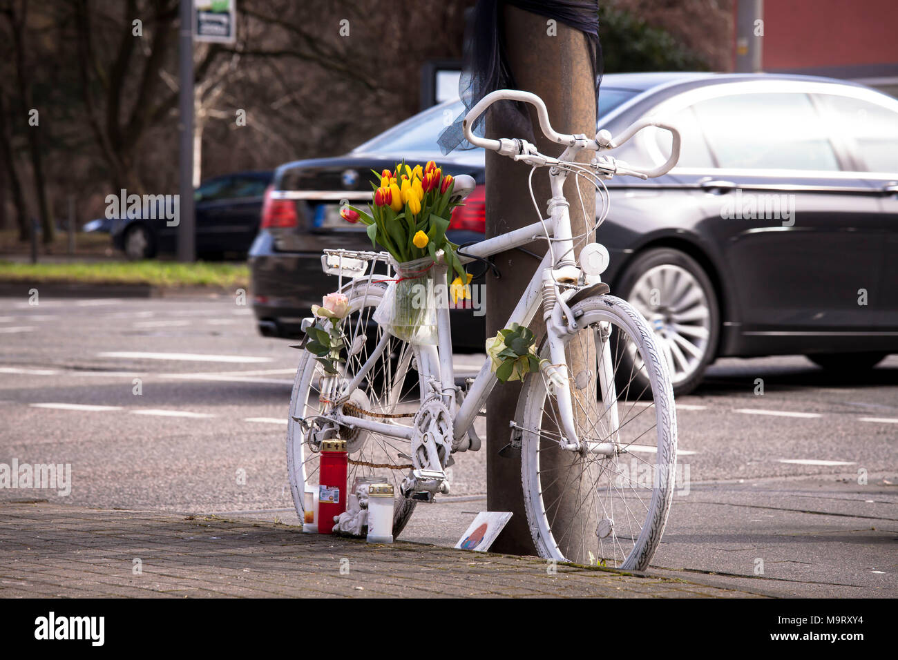 L'Europa, Germania, Colonia, ghost bike, bianco ornato ricorda di bicicletta di un ciclista che aveva un serio o incidente mortale a questo luogo, street Innere Foto Stock
