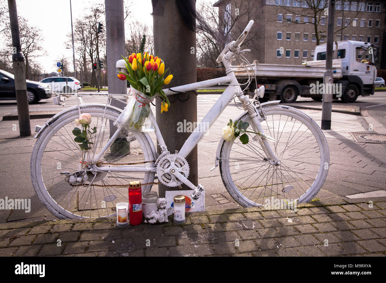 L'Europa, Germania, Colonia, ghost bike, bianco ornato ricorda di bicicletta di un ciclista che aveva un serio o incidente mortale a questo luogo, street Innere Foto Stock