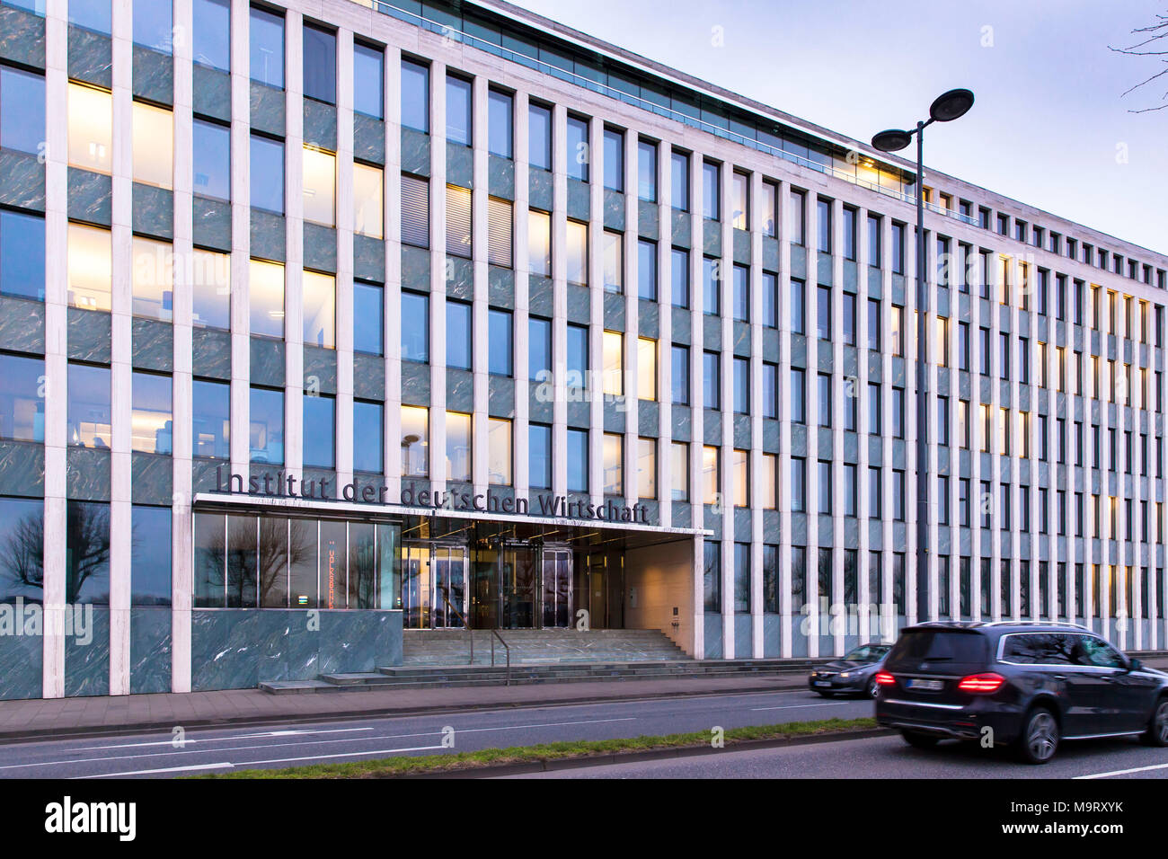 Germania, Colonia, Institut der deutschen Wirtschaft Koeln o Colonia Istituto per la ricerca economica in street Konrad-Adenauer-Ufer. Deutschland, Foto Stock