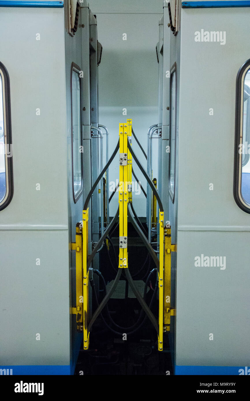 L'adesione tra i vagoni della metropolitana. Foto Stock