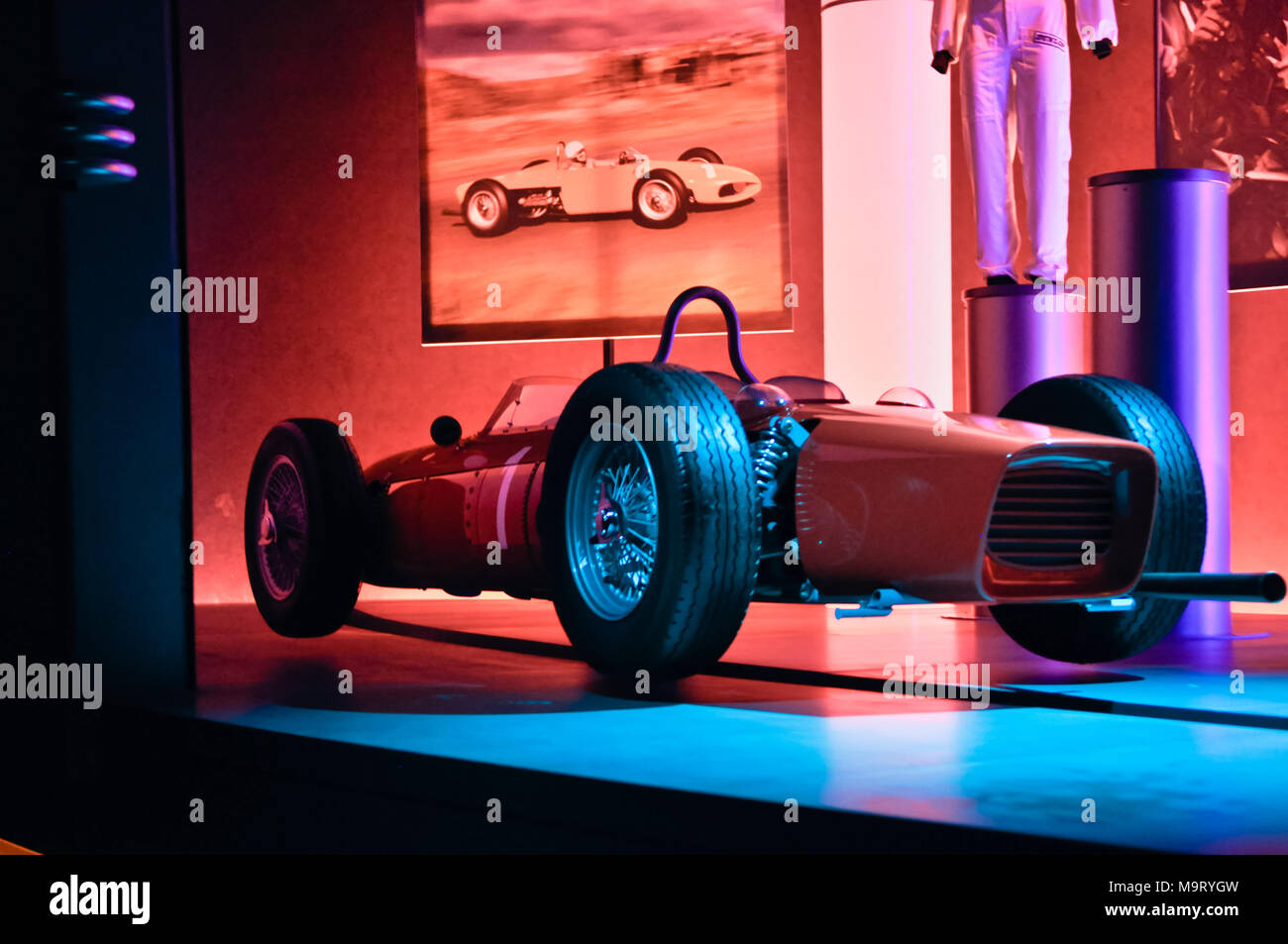 Racing legends attrazione nel parco dei divertimenti di Ferrari World a Yas Island di Abu Dhabi, Emirati arabi uniti, 2012-11-28 Foto Stock