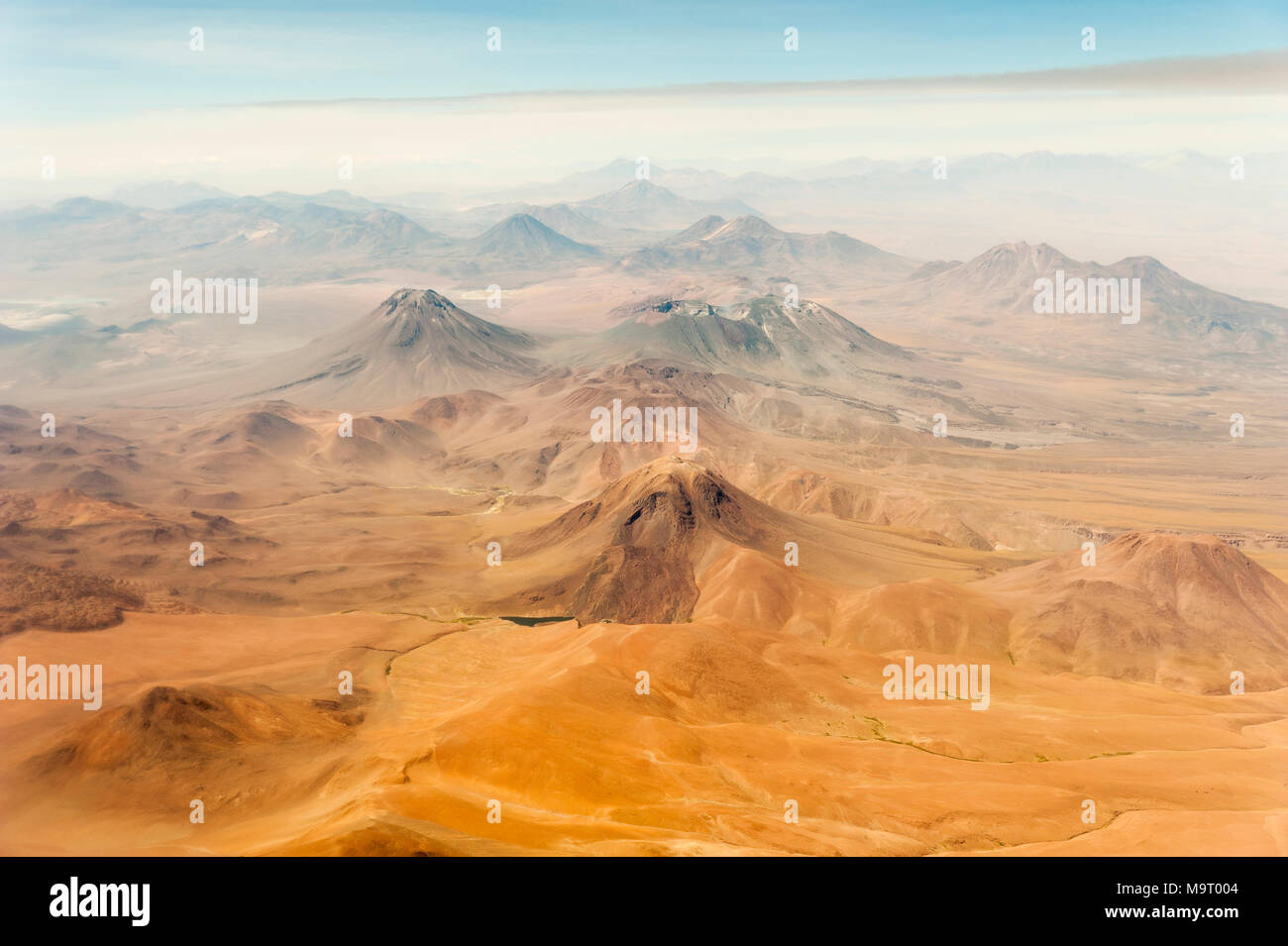 Incredibile aereo la visualizzazione della finestra quando si attraversano alto Ande vulcani sulla frontiera di Cile e Argentina Foto Stock