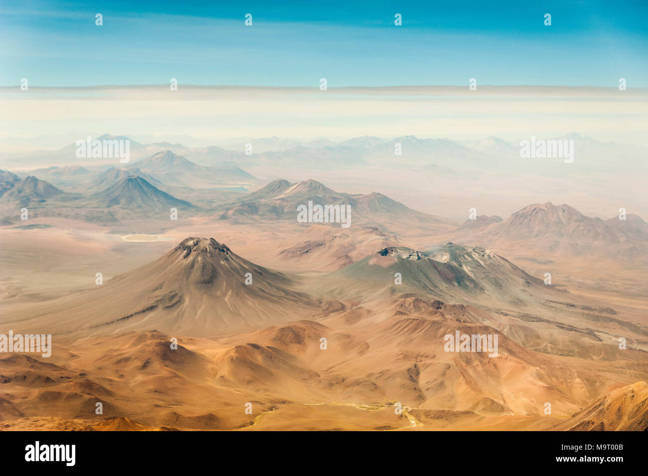 Incredibile aereo la visualizzazione della finestra quando si attraversano alto Ande vulcani sulla frontiera di Cile e Argentina Foto Stock