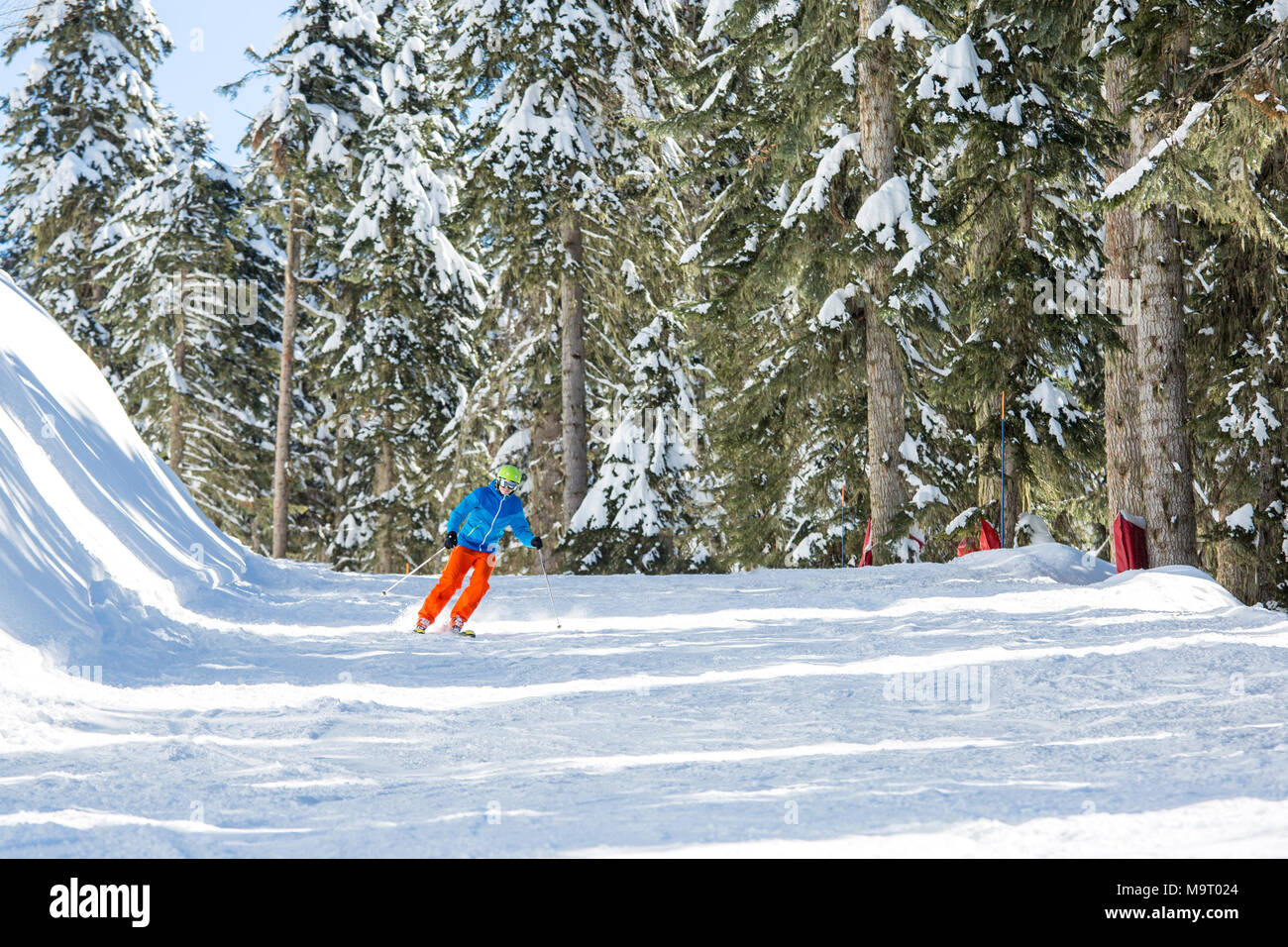 Foto di uomo di sport sciare sul pendio nevoso Foto Stock