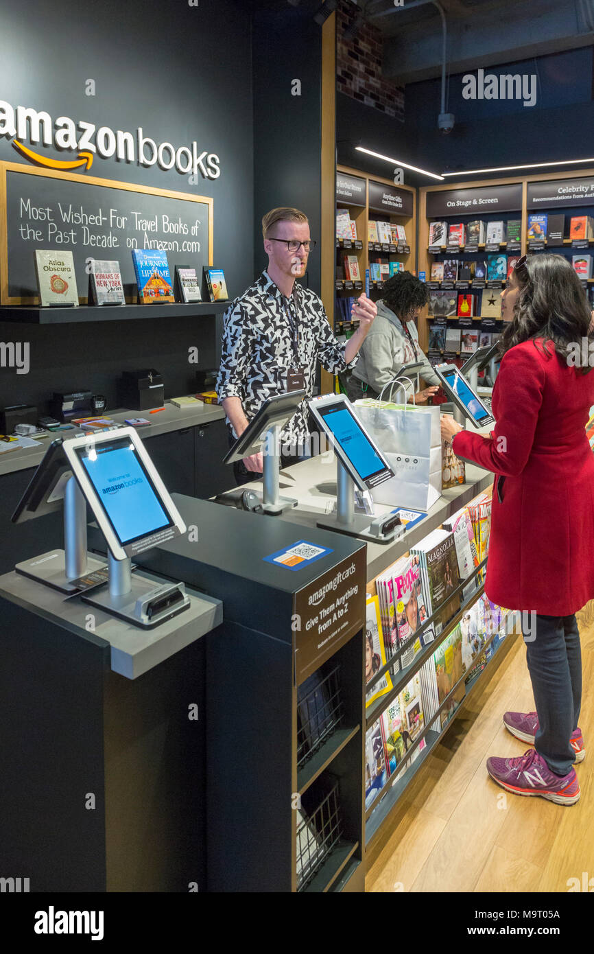 Washington DC - i clienti a comprare libri su Amazon bookstore di  Washington del quartiere di Georgetown.