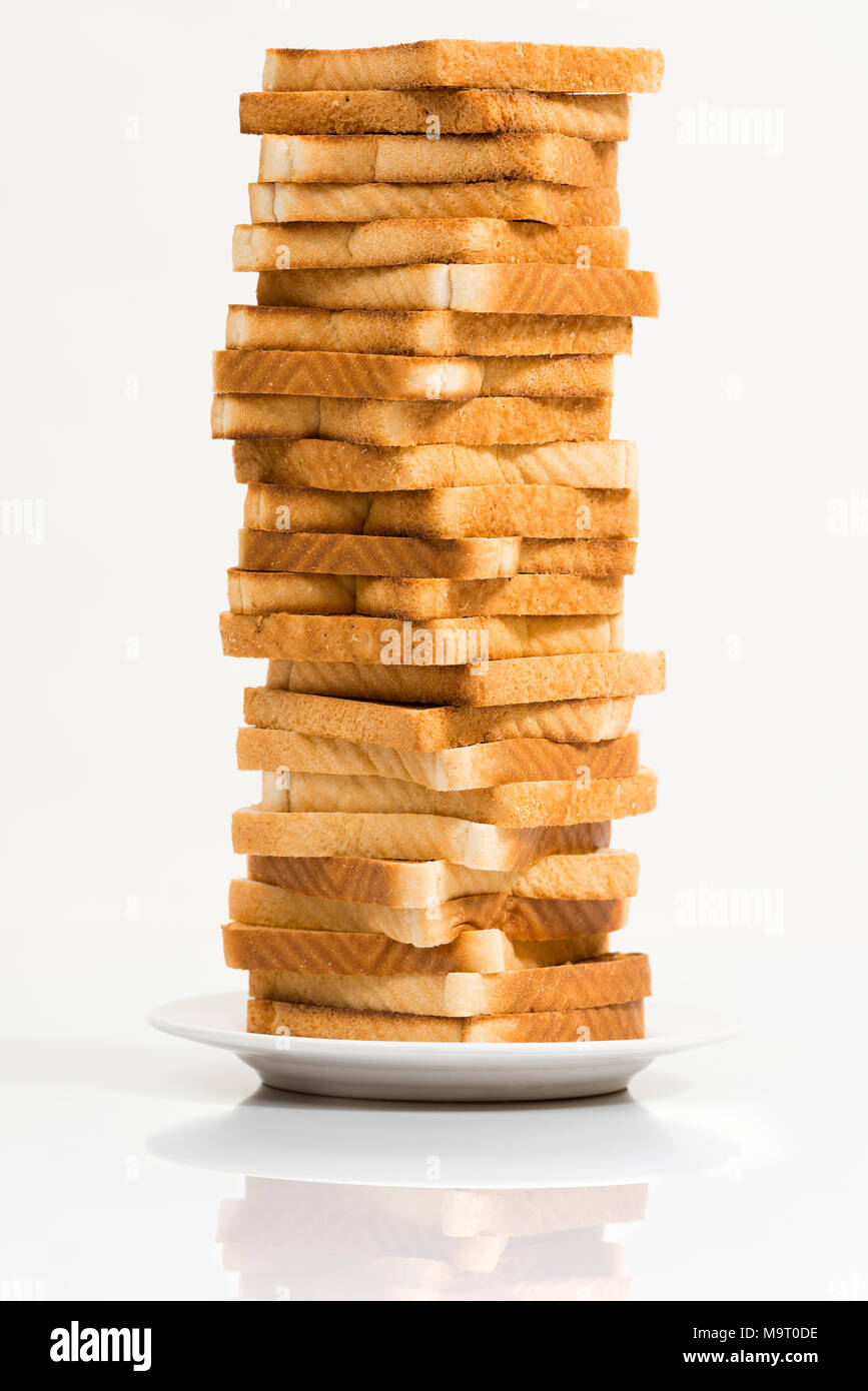 Torre di pane tostato contro uno sfondo bianco Foto Stock